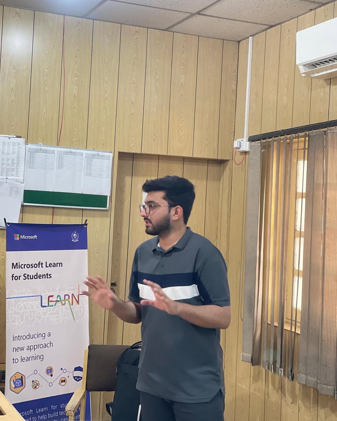 Moeen Ahmad speaking at a Flutter app development seminar at UET Peshawar